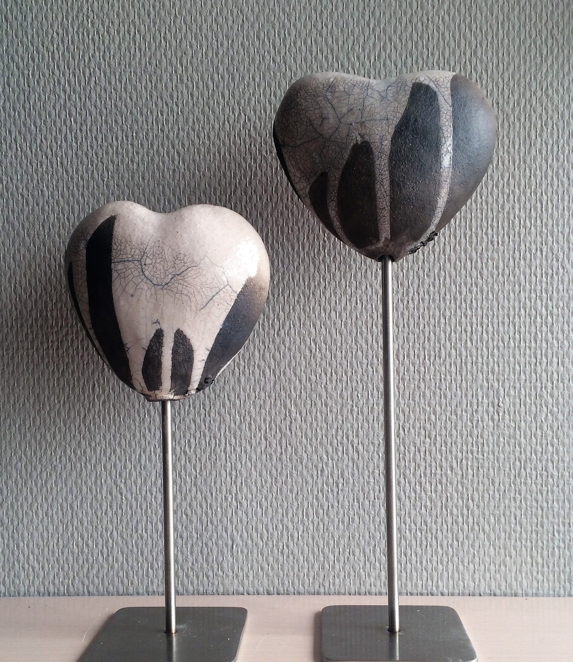 Keramik hjerter på metal stativ